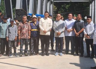 Gubernur Sumut, Bobby Nasution, foto bersama usai meresmikan jembatan Sipange Tapsel