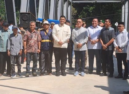 Gubernur Sumut, Bobby Nasution, foto bersama usai meresmikan jembatan Sipange Tapsel