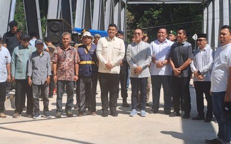 Gubernur Sumut, Bobby Nasution, foto bersama usai meresmikan jembatan Sipange Tapsel