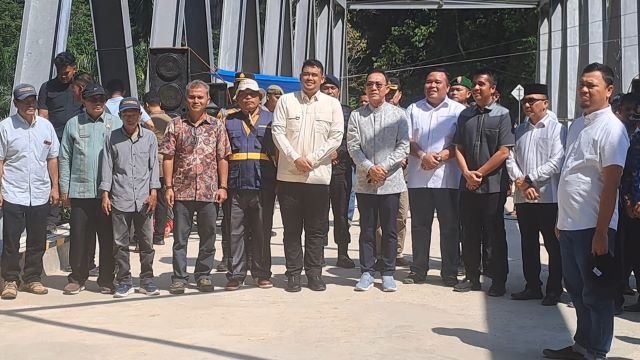 Gubernur Sumut, Bobby Nasution, foto bersama usai meresmikan jembatan Sipange Tapsel