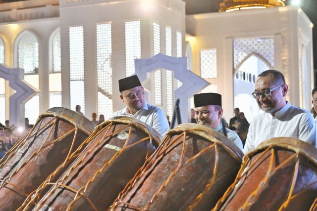 Gubernur Sumut, Bobby Nasution, tabuh gondang sambilan saat launching Layanan Internet Gratis 8 Kota di Sumut