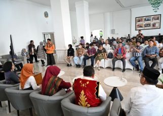 Kepala BPS Sumut, Asim Saputra, beri keterangan kepada wartawan di Kantor Gubernur Sumut 1