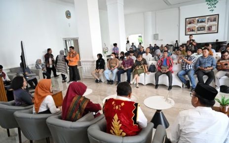 Kepala BPS Sumut, Asim Saputra, beri keterangan kepada wartawan di Kantor Gubernur Sumut 1