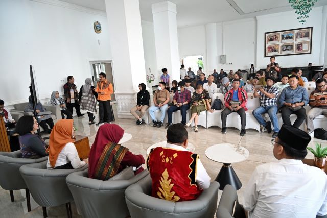 Kepala BPS Sumut, Asim Saputra, beri keterangan kepada wartawan di Kantor Gubernur Sumut 1