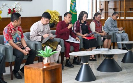 Kepala Bapenda Sumut, Ardan Noor, beri keterangan kepada wartawan di Kantor Gubernur Sumut