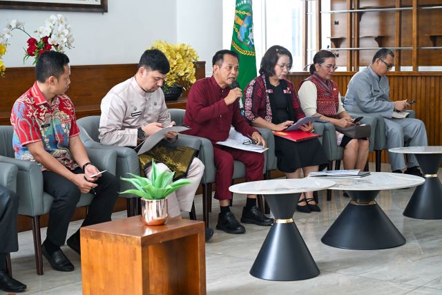 Kepala Bapenda Sumut, Ardan Noor, beri keterangan kepada wartawan di Kantor Gubernur Sumut