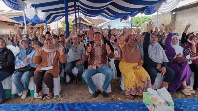 Ketua Fraksi PAN-Perindo DPRD Medan, T. Bahrumsyah, foto bersama usai menggelar Sosper III TA 2026 di Medan Belawan 1