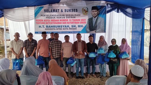 Ketua Fraksi PAN-Perindo DPRD Medan, T. Bahrumsyah, foto bersama usai menggelar Sosper III TA 2026 di Medan Belawan