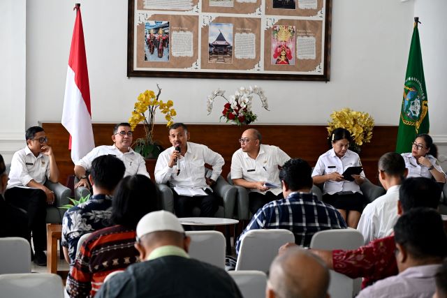 Koordinator Penanaman Modal Dinas PMPTSP Sumut, Damar Wulan, beri keterangan kepada wartawan di Kantor Gubernur Sumut 1