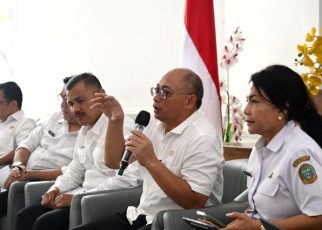 Koordinator Penanaman Modal Dinas PMPTSP Sumut, Damar Wulan, beri keterangan kepada wartawan di Kantor Gubernur Sumut