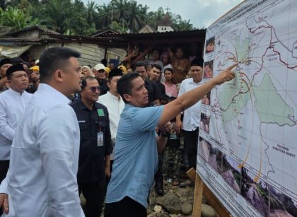 Plt Kadis PUPR Sumut, Chandra Dalimunthe, perlihatkan rencana pembangunan jalan di Paluta