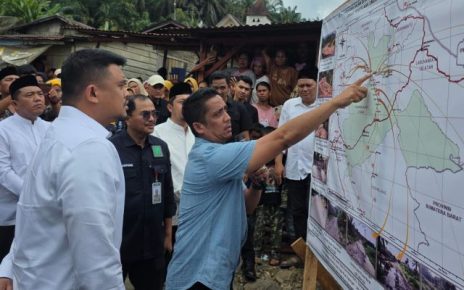 Plt Kadis PUPR Sumut, Chandra Dalimunthe, perlihatkan rencana pembangunan jalan di Paluta