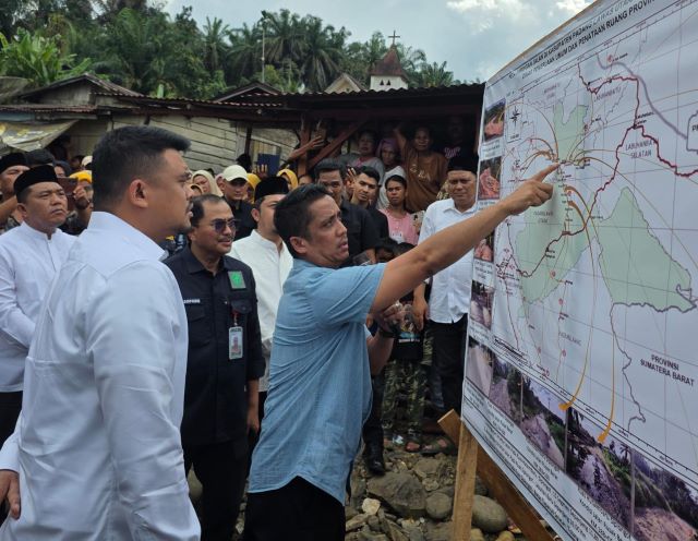 Plt Kadis PUPR Sumut, Chandra Dalimunthe, perlihatkan rencana pembangunan jalan di Paluta