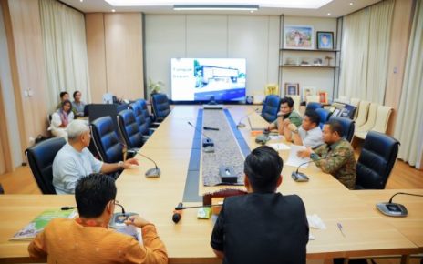 Wali Kota Medan, Rico Tri Putra Bayu Waas, pimpin rapat soal revitalisasi Puskesmas