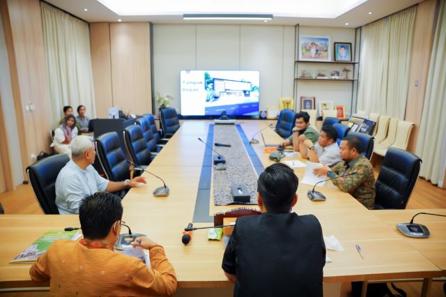 Wali Kota Medan, Rico Tri Putra Bayu Waas, pimpin rapat soal revitalisasi Puskesmas