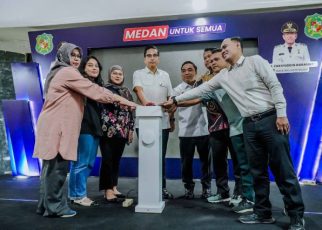 Wali Kota Medan, Rico Tri Putra Bayu Waas, tekan tombol peluncuran program Rabu Walk Interview