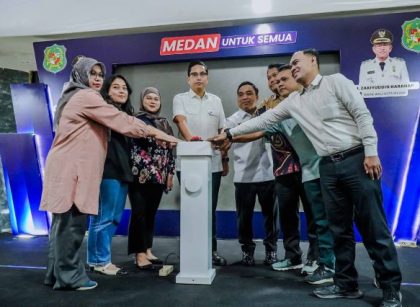 Wali Kota Medan, Rico Tri Putra Bayu Waas, tekan tombol peluncuran program Rabu Walk Interview