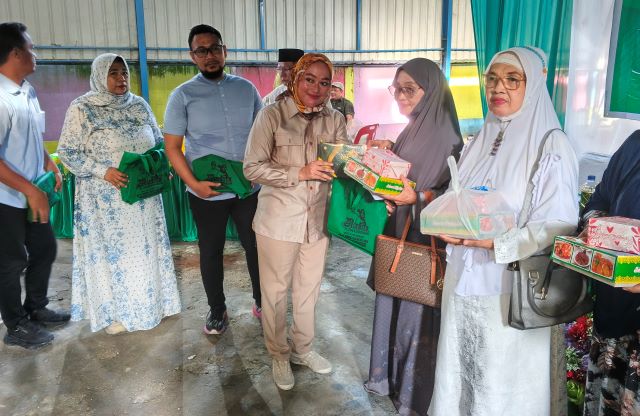 Anggota DPRD Medan Fraksi Hanura-PKB, Roma Uli Silalahi, berikan souvenir usai gelaran Sosper IV TA 2026 di Marelan (1)