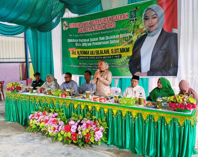 Anggota DPRD Medan Fraksi Hanura-PKB, Roma Uli Silalahi, berikan souvenir usai gelaran Sosper IV TA 2026 di Marelan 3