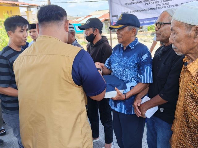 Anggota DPRD Medan Fraksi NasDem, Saipul Bahri, berikan souvenir usai gelaran Sosper IV TA 2026 di Belawan