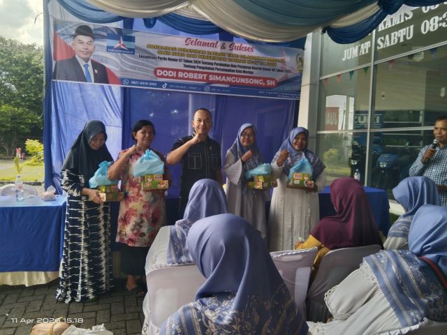 Anggota DPRD Medan Fraksi Partai Demokrat, Dodi R Simangunsong, berikan souvenir usai gelaran Sosper ke 4 TA 2026