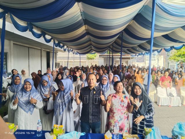 Anggota DPRD Medan Fraksi Partai Demokrat, Dodi R Simangunsong, foto bersama usai gelaran Sosper ke 4 TA 2026