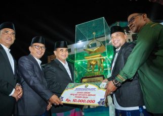 Aspem Pemkot Medan, M. Sofyan, serahkan piala juara umum MTQ kepada Kecamatan Medan Selayang