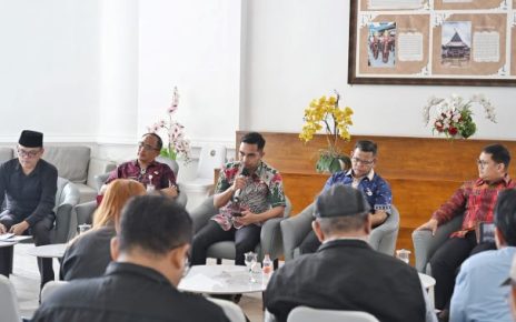 Bapeg Sumut beri keterangan kepada wartawan di Kantor Gubernur Sumut