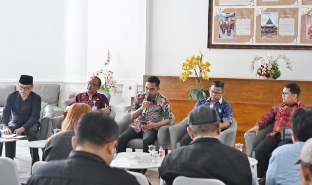 Bapeg Sumut beri keterangan kepada wartawan di Kantor Gubernur Sumut