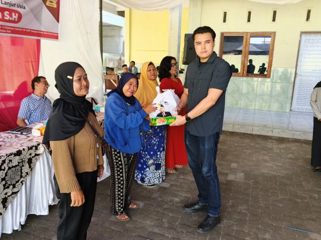 Bendahara Fraksi PSI DPRD Medan, Reinhart Jeremy Anindhita, berikan souvenir usai gelaran Sosper IV TA 2026 di Medan Deli