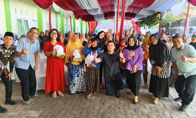 Bendahara Fraksi PSI DPRD Medan, Reinhart Jeremy Anindhita, foto bersama usai gelaran Sosper IV TA 2026 di Medan Deli