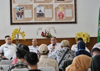 Dinas Dukcapil Sumut beri keterangan kepada wartawan di Kantor Gubernur Sumut 1