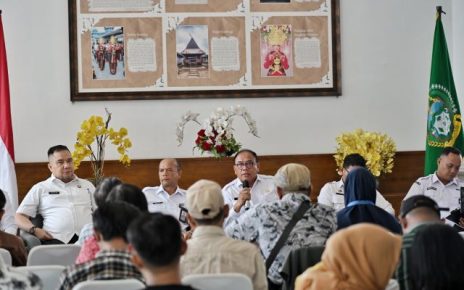 Dinas Dukcapil Sumut beri keterangan kepada wartawan di Kantor Gubernur Sumut 1