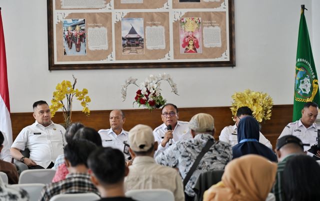 Dinas Dukcapil Sumut beri keterangan kepada wartawan di Kantor Gubernur Sumut 1