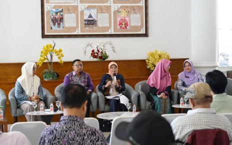 Dinas PPAKB Sumut beri keterangan kepada wartawan di Kantor Gubernur