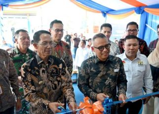 Direktur Utama Bank Sumut, Heru Mardiansyah, bersama Wali Kota Batam, Amsakar Achmad, menggunting pita peresmian Kantor Cabang Batam