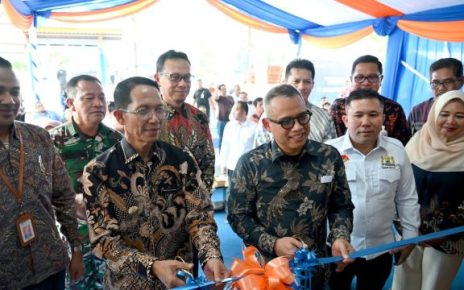 Direktur Utama Bank Sumut, Heru Mardiansyah, bersama Wali Kota Batam, Amsakar Achmad, menggunting pita peresmian Kantor Cabang Batam