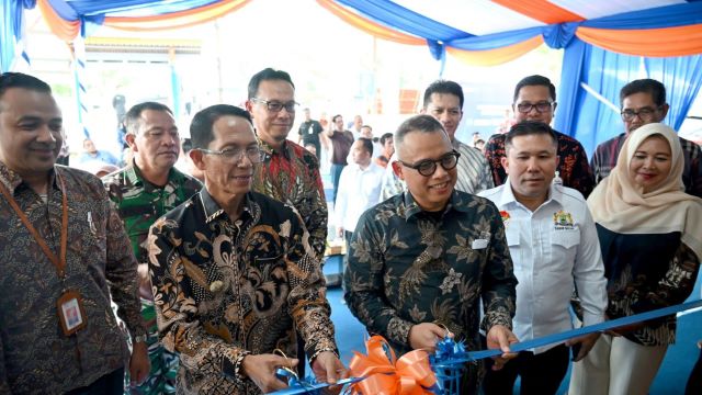 Direktur Utama Bank Sumut, Heru Mardiansyah, bersama Wali Kota Batam, Amsakar Achmad, menggunting pita peresmian Kantor Cabang Batam