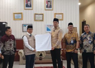 Dirut Perumda Tirtanadi, Ardian Surbakti, berikan bantuan handuk untuk Calhaj