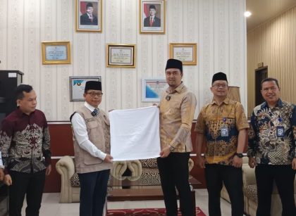 Dirut Perumda Tirtanadi, Ardian Surbakti, berikan bantuan handuk untuk Calhaj