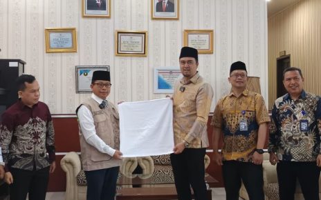 Dirut Perumda Tirtanadi, Ardian Surbakti, berikan bantuan handuk untuk Calhaj