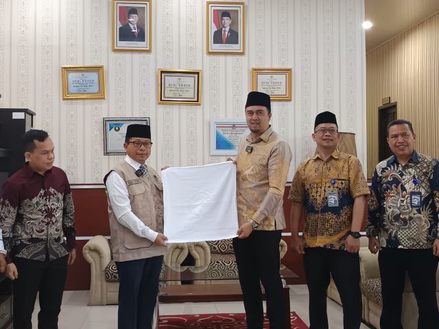 Dirut Perumda Tirtanadi, Ardian Surbakti, berikan bantuan handuk untuk Calhaj