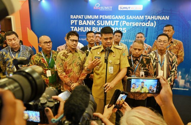 Gubernur Sumut, Bobby Nasution, beri keterangan usai RUPS Bank Sumut Tahun 2025