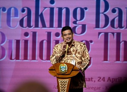 Gubernur Sumut, Bobby Nasution, berikan sambutan pada seminar bertajuk “Saatnya Perempuan Bicara”