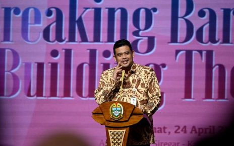 Gubernur Sumut, Bobby Nasution, berikan sambutan pada seminar bertajuk “Saatnya Perempuan Bicara”