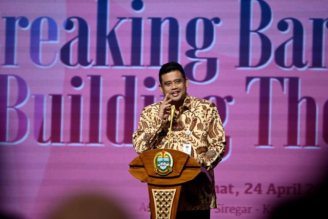 Gubernur Sumut, Bobby Nasution, berikan sambutan pada seminar bertajuk “Saatnya Perempuan Bicara”