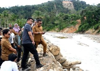 Gubernur Sumut, Bobby Nasution, bersama Bupati Tapteng tinjau Sungai Badiri