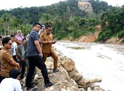 Gubernur Sumut, Bobby Nasution, bersama Bupati Tapteng tinjau Sungai Badiri