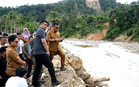 Gubernur Sumut, Bobby Nasution, bersama Bupati Tapteng tinjau Sungai Badiri