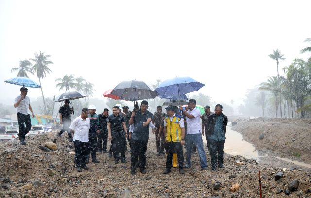 Gubernur Sumut, Bobby Nasution, bersama Bupati Tapteng tinjau Sungai Tukka, Tapteng